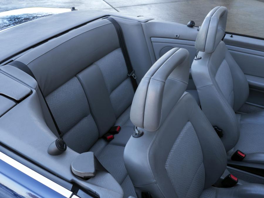 Интерьер Audi Cabriolet 2.3E / 2.6E / 2.8 (8G7, B4) 1991 года  (UK) (фото 15 из 28)